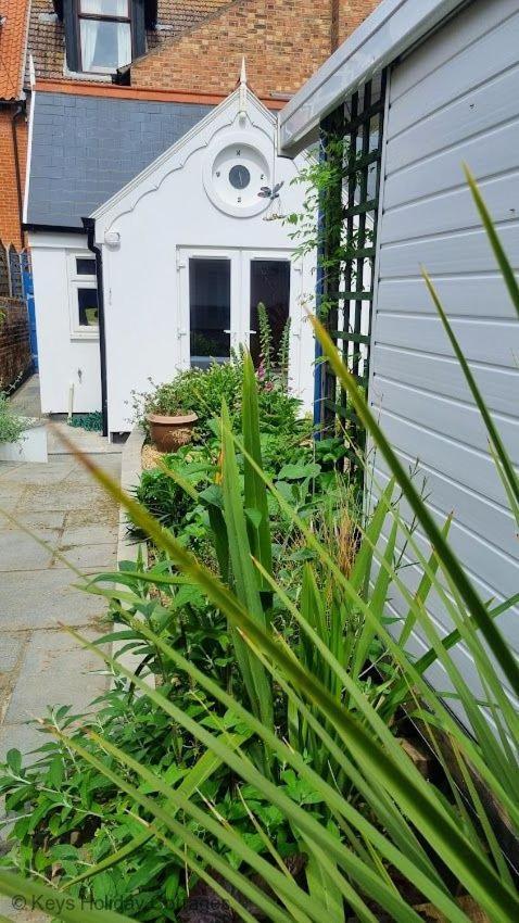 Salty Towers Villa Sheringham Esterno foto