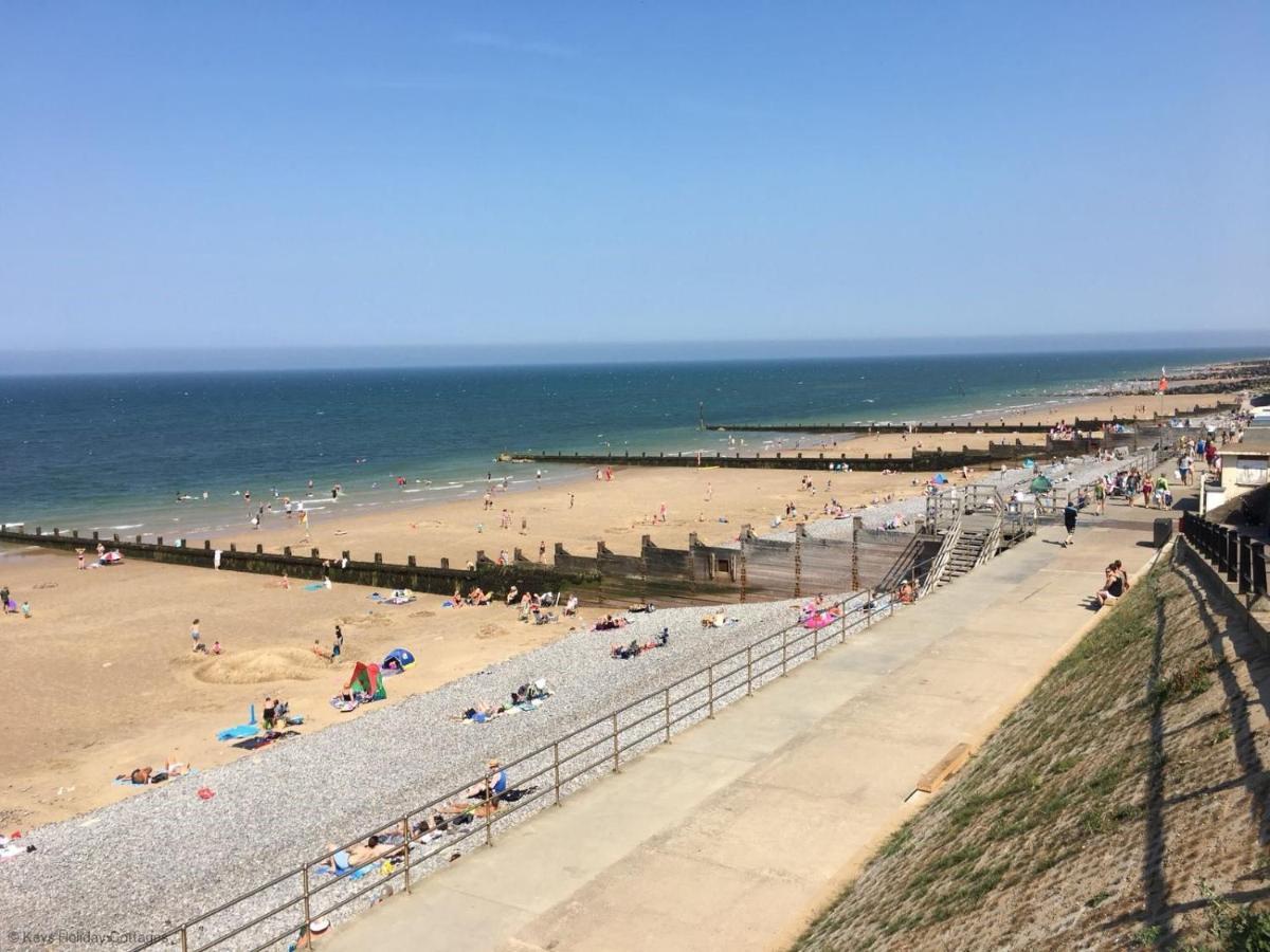 Salty Towers Villa Sheringham Esterno foto